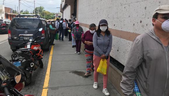La Municipalidad Provincial de Arequipa entregó paquetes de víveres a personas que están cumpliendo el aislamiento obligatorio. (Foto: Zenaida Condori)