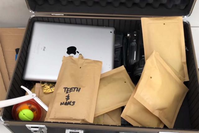 El youtuber compró la "Mystery Box" en la Deep Web y nunca imaginó hallar aterradores objetos dentro de este maletín. | Foto: Hombre Alpha/YouTube. (Desliza hacia la izquierda para ver más fotos).