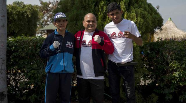 El exbicampeón mundial de boxeo, el nicaragüense Rosendo 'Búfalo' Álvarez (c), junto a Eliezer Gazo (i), y Ramiro Blanco(d), posan para una fotografía este viernes durante el pesaje oficial.  (Foto: EFE/ Jorge Torres).