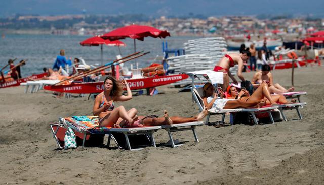 Las personas toman el sol en una playa en Fregene, cerca de Roma, Italia, país que fue duramente golpeado por la pandemia de coronavirus. (REUTERS/Remo Casilli).