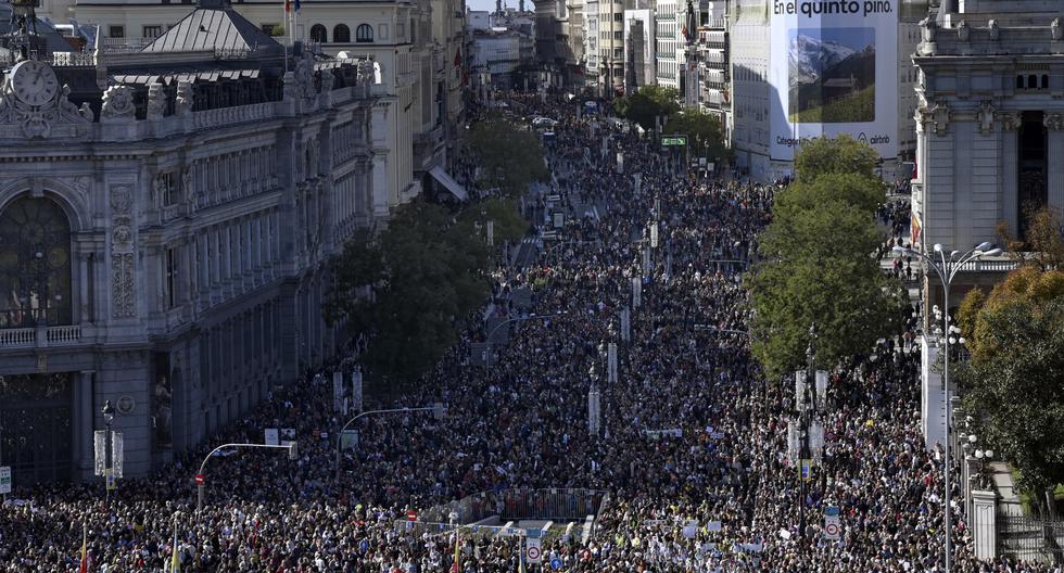 Cientos de miles de manifestantes marchan durante una manifestación convocada por ciudadanos bajo el lema "Madrid da la cara por su salud pública. Contra la destrucción de la atención primaria de salud" en Madrid el 13 de noviembre de 2022.  (Foto por ÓSCAR DEL POZO / AFP)