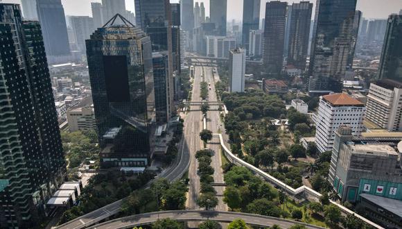Esta imagen aérea muestra calles parcialmente desiertas en Yakarta, Indonesia, el 3 de julio de 2021, durante la pandemia de coronavirus. (BAY ISMOYO / AFP).