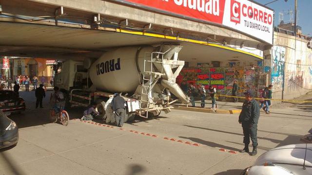 Un camión mezclador de concreto se quedó atascado esta mañana en el puente Giraldez, ubicado en el centro de Huancayo (Foto: Junior Meza)