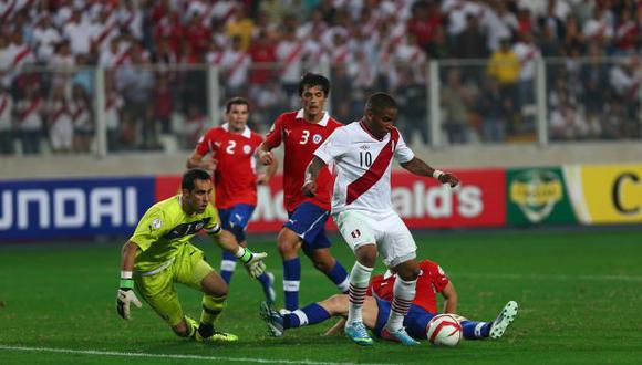 El gol de Jefferson Farfán a Chile en las Eliminatorias de Brasil 2014 es uno de los más recordados por los peruanos en este tipo de enfrentamientos. (Foto: USI)