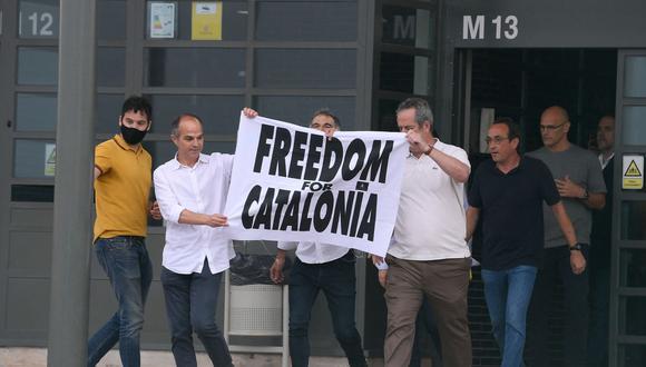 Los separatistas catalanes Jordi Turull, Jordi Cuixar, Joaquim Forn, Josep Rull, Raul Romeva y Oriol Junqueras salen de la cárcel de Lledoners el 23 de junio de 2021. (Foto de Josep LAGO / AFP).