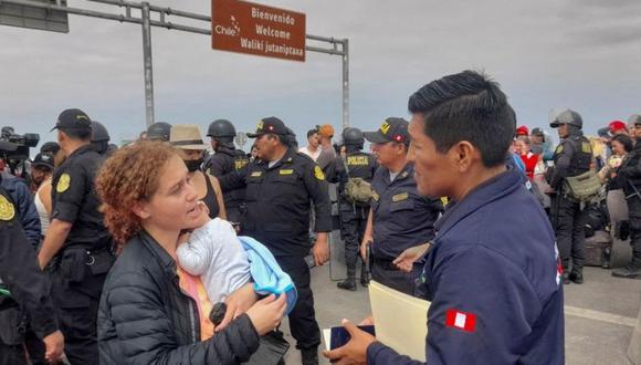 Yosier Canelón con su bebé trata de llegar a Venezuela para ver a su madre, paciente de cáncer. (Getty Images).