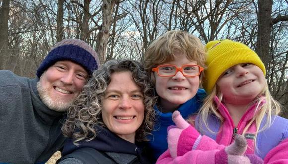 En una imagen de 2022 proporcionada por las familias Schmidt y Morehead se muestra de izquierda a derecha, a Tyler Schmidt, su esposa Sarah, su hijo Arlo y su hija Lula durante una excursión cerca de Cedar Falls, Iowa.