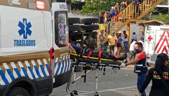 El equipo de emergencia asistió a una persona lesionada luego de que un remolque en el estado de Chiapas, en Tuxtla Gutiérrez, Chiapas, México. (Foto: El La Mira / vía REUTERS).