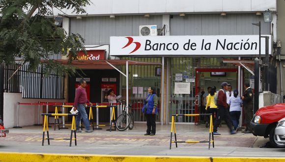 Ante las restricciones en las entidades bancarias durante la cuarentena, muchos peruanos utilizaron la banca móvil y otros no lo hicieron por desconocimiento de las operaciones. (Foto: El Comercio)