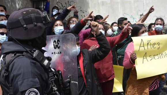 Partidarios del partido político Movimiento al Socialismo (MAS) participan en una manifestación frente a la prisión de mujeres de Miraflores, donde la presidenta interina boliviana (2019-2020) Jeanine Anez cumple sentencia, en La Paz. (Foto: AIZAR RALDES / AFP)