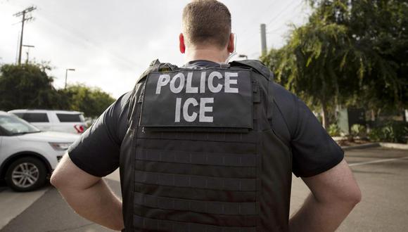 Un oficial del Servicio de Inmigración y Control de Aduanas de Estados Unidos (ICE) observa durante una operación en Escondido, California, el 8 de julio de 2019. (Foto AP/Gregory Bull, archivo).