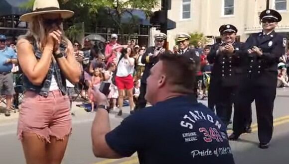 El preciso momento en que un bombero de Estados Unidos interrumpe un desfile para pedirle matrimonio a su novia. (Foto: Carmel Fire Department / YouTube)
