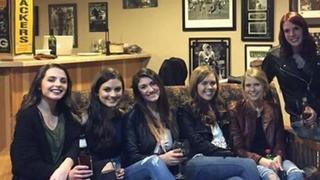 Ilusión óptica: ¿por qué esta foto de seis mujeres sentadas causó tanto revuelo en las redes sociales?