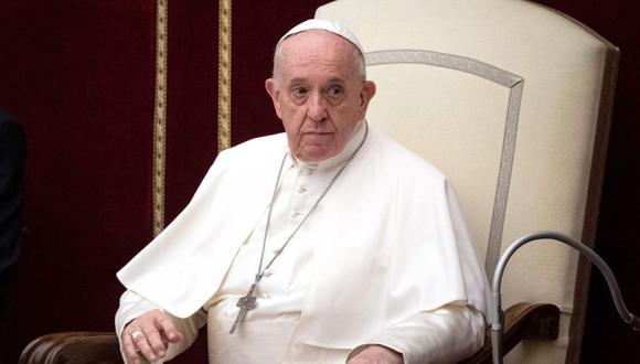 El Papa Francisco observa durante una audiencia con miembros de la organización benéfica católica Caritas en el salón Pablo VI del Vaticano. (Foto: AFP / Tiziana FABI).