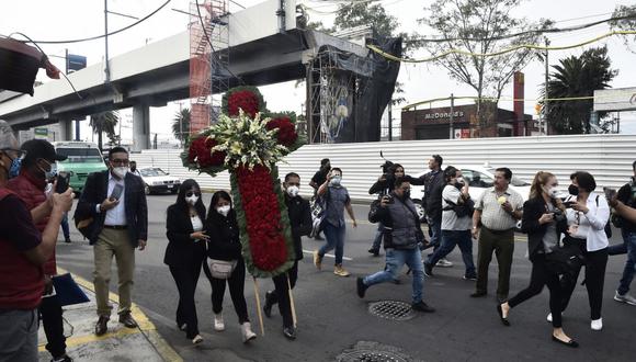 Las víctimas colocaron cruces de más de dos metros de alto hechas con lirios y rosas rojas al pie de la viga caída de la Línea 12 al primer aniversario de la tragedia.