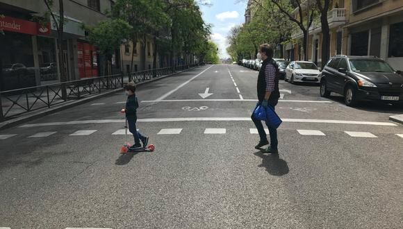 El gobierno español ha dado la autorización para que más de seis millones de niños menores de 14 años puedan pasear por la calle a partir de este 26 de abril.