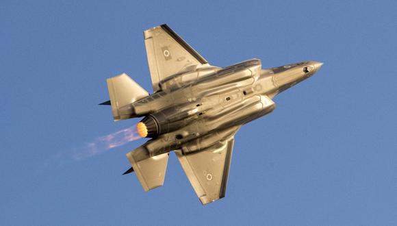 Un avión de combate F-35 Lightning II de la Fuerza Aérea de Israel actúa en un espectáculo aéreo el 29 de junio de 2017. (Foto de JACK GUEZ/AFP).