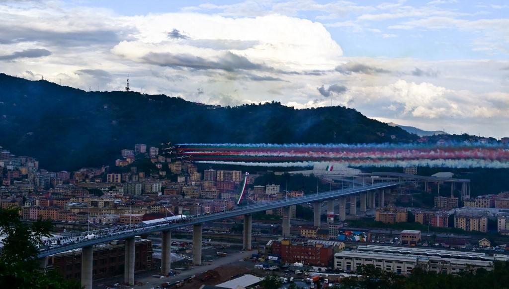 La unidad acrobática italiana de la Fuerza Aérea, Frecce Tricolori, actúa sobre el nuevo puente de San Giorgio. (MIGUEL MEDINA / AFP)