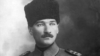 Quién fue Atatürk, el controvertido padre de la Turquía moderna, y por qué su legado puede estar en peligro