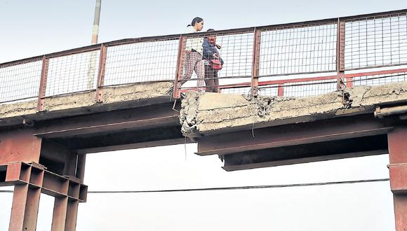 El puente Javier Pérez de Cuéllar fue refaccionado por la Municipalidad de Chaclacayo en febrero de este año; pero sigue seriamente dañado, como se ve en la foto, y no soportaría una nueva crecida del Rímac. (Foto: Dante Piaggio / El Comercio)