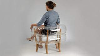 Este novedoso mueble inflable es transparente y ahorra espacio