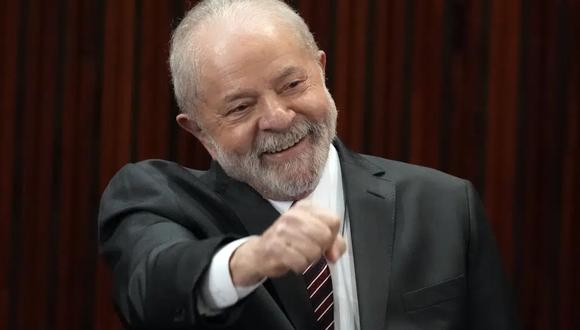 El presidente electo de Brasil, Luiz Inácio Lula da Silva, sonríe durante el acto de certificación de su victoria electoral en el Supremo Tribunal Federal, en Brasilia, Brasil, el 12 de diciembre de 2022. (AP Foto/Eraldo Peres, archivo).