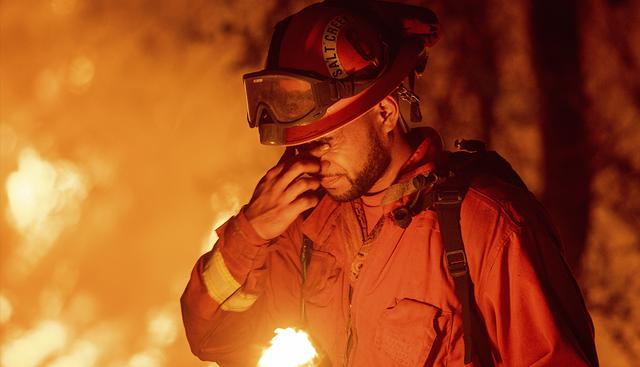 Los presos de California arriesgan sus vidas apagando los incendios forestales por 2 dólares al día. (AFP)