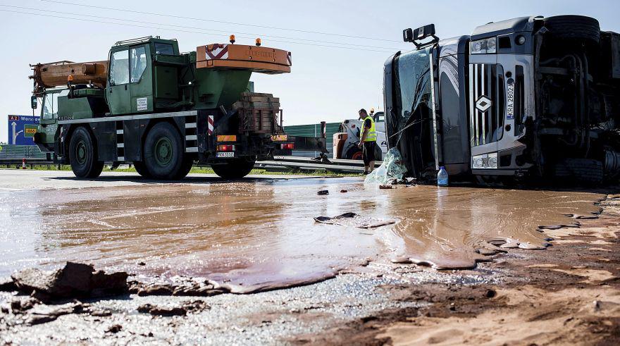 YouTube: Accidente vial deja un río de chocolate en una autopista de Polonia. (Foto: AFP)