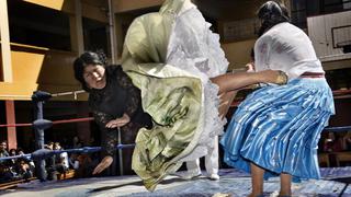 En Bolivia, las tradicionales "mamachas" tomaron elcuadrilátero [FOTOS]