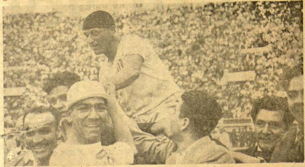 Lolo Fernández on the shoulders, after beating Alianza Lima 4-2.  La Crónica newspaper, August 31, 1953. PHOTO: Miguel Villegas personal archive