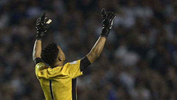 Pedro Gallese se convirtió en un santo luego de atajar los innumerables remates de Argentina en La Bombonera. Su presencia permitió mantener el cero. (Foto: AFP)