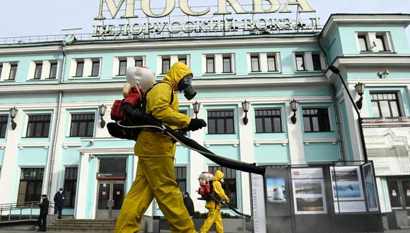 Los militares del Ministerio de Emergencias de Rusia desinfectan la estación de tren Belorussky de Moscú el 20 de octubre de 2021, en medio de la pandemia de coronavirus. (Kirill KUDRYAVTSEV / AFP).