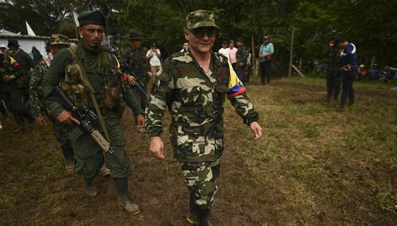 El máximo comandante de la disidencia de las FARC-EP, Iván Mordisco (C), asiste a una reunión con las comunidades locales en San Vicente del Caguán, departamento de Caquetá, Colombia, el 16 de abril de 2023. (Foto por JOAQUIN SARMIENTO / AFP)