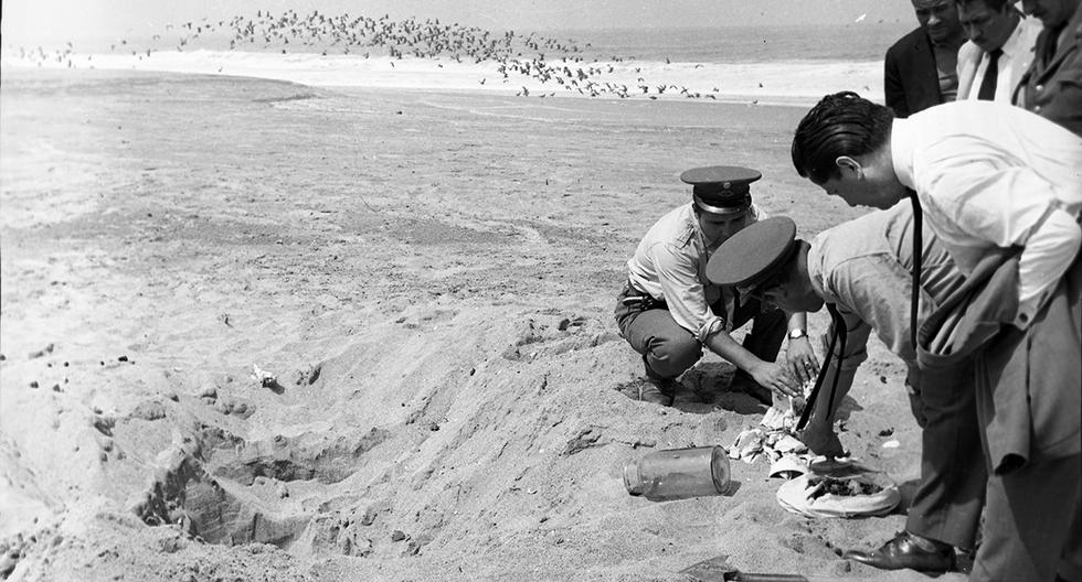 Chorrillos, 28 de abril de 1964. En plena playa La Chira, guardias civiles e investigadores analizan los restos que fueron ubicados dentro de un costalillo. (Foto: GEC Archivo Histórico)