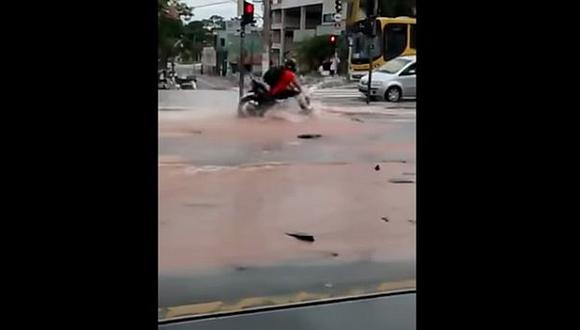 YouTube: Moto es tragada por un charco en Brasil