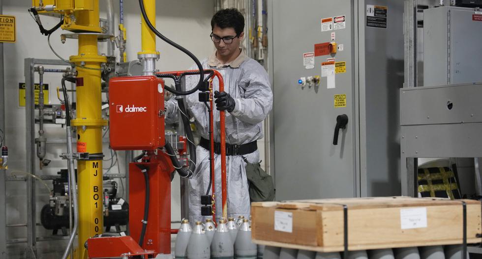 Un empleado trabaja en la destrucción del arsenal de armas químicas de Estados Unidos en el Depósito Químico Pueblo del Ejército de Estados Unidos, Colorado, EE.UU., 8 de junio del 2023. (Foto: AP)
