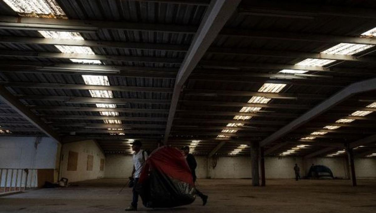 El refugio temporal se ubica cerca del primer albergue que se instaló en la Unidad Deportiva Benito Juárez, en la zona norte de la ciudad mexicana. (Foto: AFP)