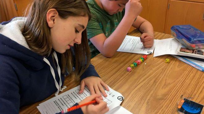 Las calificaciones que los estudiantes obtienen en sus exámenes influyen en las elecciones de carrera, pero no son el único factor. (Foto: Getty)
