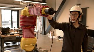 Crean un abrigo para robots que les hace sentir el tacto de la piel humana | VIDEO
