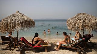 Los griegos invaden las playas tras el fin del confinamiento por coronavirus | FOTOS