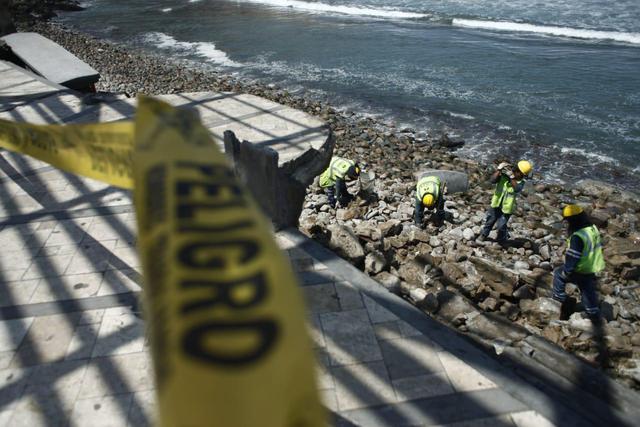 Las estructuras del malecón de la playa La Herradura, ubicado en el distrito de Chorrillos, presentan graves daños debido al fuerte oleaje en la zona. (Foto: Joel Alonzo/GEC)