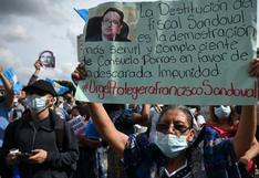 Guatemaltecos se manifiestan en contra de remoción de fiscal anticorrupción