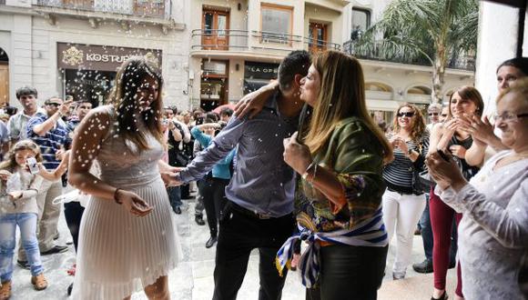 Parejas uruguayas se casaron en la calle por una huelga