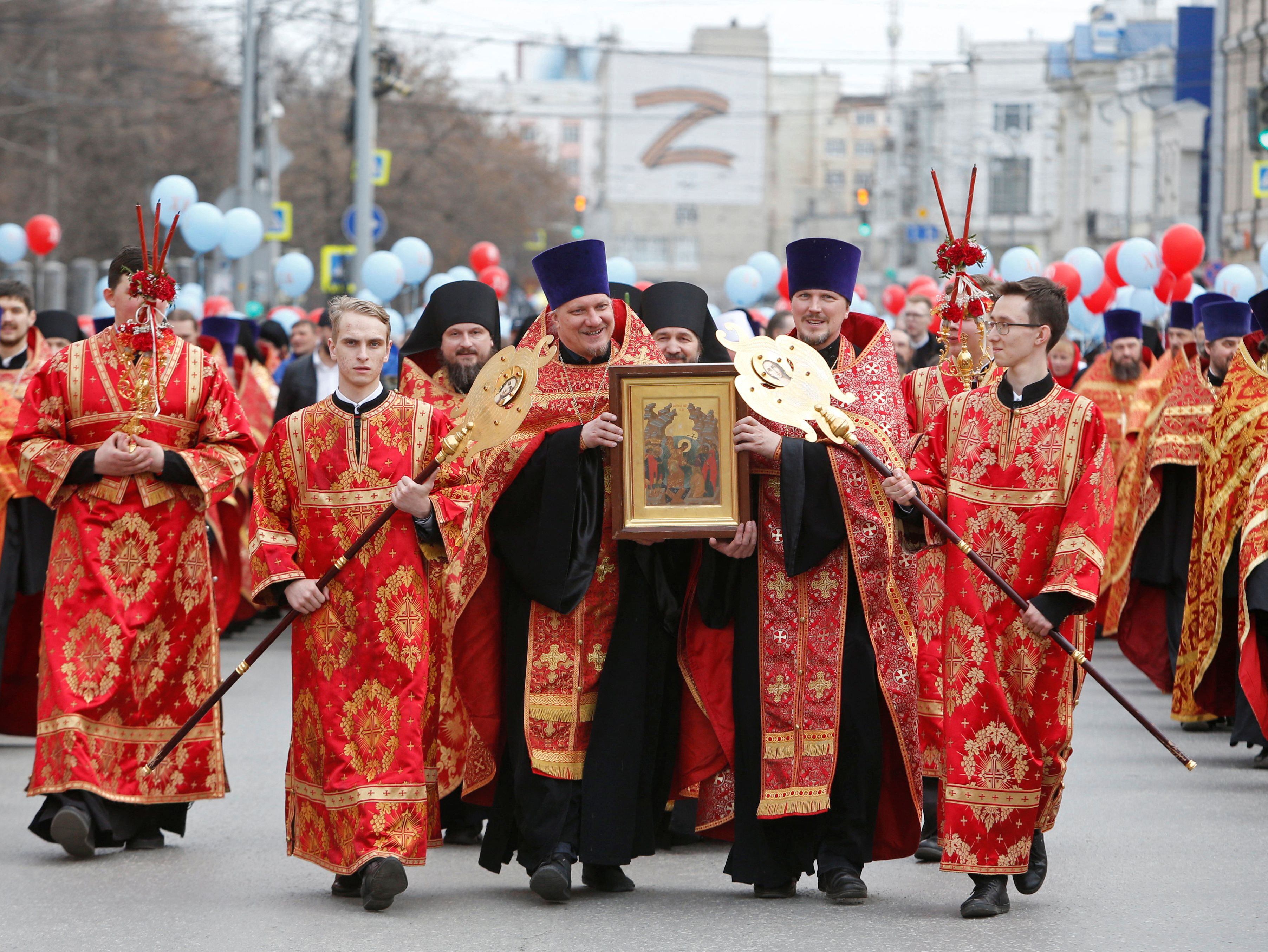 Russian Orthodox priests during the Easter procession in Yekaterinburg.  Behind them, a banner with the letter Z, the symbol of the Russian military forces in the occupation of Ukraine.  REUTERS