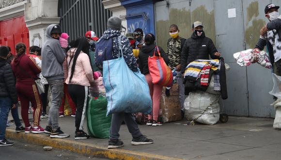 Pese al peligro de contagio por coronavirus, este grupo de ambulantes se concentra en las calles de La Victoria. (Foto: Rolly Reyna)