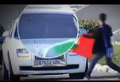 YouTube: Cristiano Ronaldo casi atropella a hincha con su auto | VIDEO