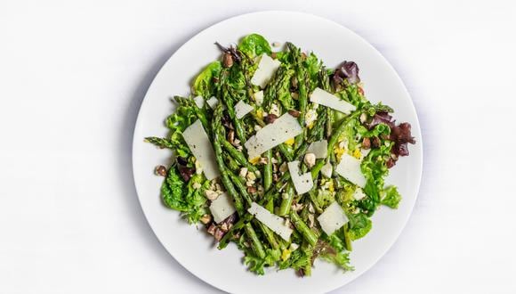 Recuerda que si vas a hacer de la ensalada tu comida principal, entonces asegúrate de que tenga un poco de todo: proteínas, grasas buenas y carbohidratos.