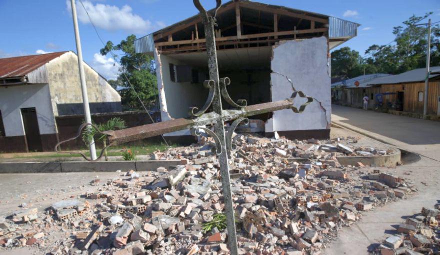La iglesia del centro poblado Santa Cruz, en Alto Amazonas (Loreto), colapsó cuando los vecinos del lugar corrían a la plaza de armas para salvar sus vidas (Foto: Alonso Chero)