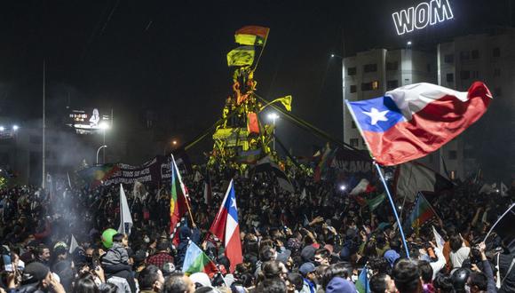 Los manifestantes que apoyan que se escriba una nueva Constitución en Chile celebran los resultados del referéndum constitucional en la Plaza Italia el 25 de octubre de 2020. (Foto de Pedro Ugarte / AFP).