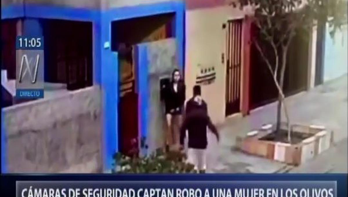 La víctima camina despreocupada y se percata muy tarde de la presencia de los ladrones.(Canal N)